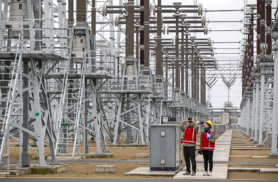 运维人员在特高压泰州站巡视设备